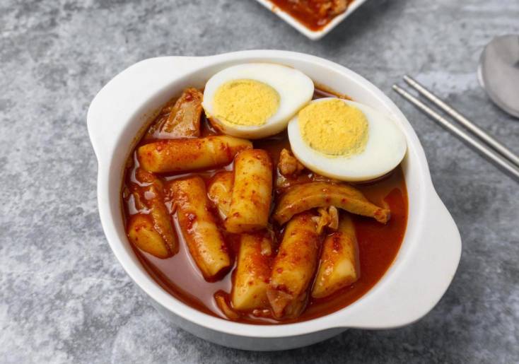 ilustrasi tteokbokki (vecteezy.com/Sunisa Kanphian)